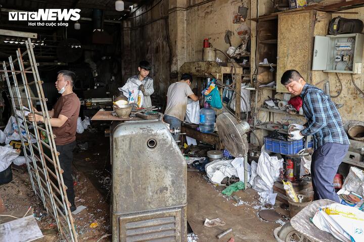 Nhiều hộ dân đang khẩn trương thu dọn, đóng gói và vận chuyển tài sản nhằm sớm bàn giao mặt bằng cho lực lượng chức năng.