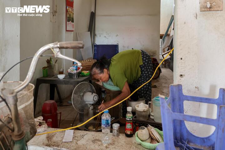 Bà Bình (72 tuổi) cho biết, gia đình bà có 7 người, được nhận khoản đền bù gần 3 tỷ đồng. Tuy nhiên, theo bà, mức hỗ trợ này vẫn thấp so với giá đất hiện nay, khiến gia đình gặp khó khăn trong việc tìm nơi ở mới.