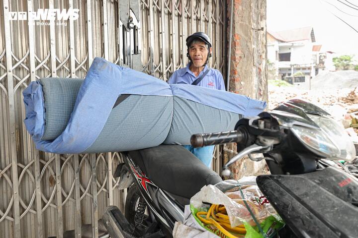 Người đàn ông này cho biết, khu tái định cư mới hiện chưa được cấp điện, nước nên việc di chuyển chỉ được thực hiện từng phần. “Chúng tôi phải chuyển dần đồ đạc sang trước, chứ nếu chuyển hẳn mà chưa có điện, nước thì không biết sinh hoạt ra sao”, ông chia sẻ.