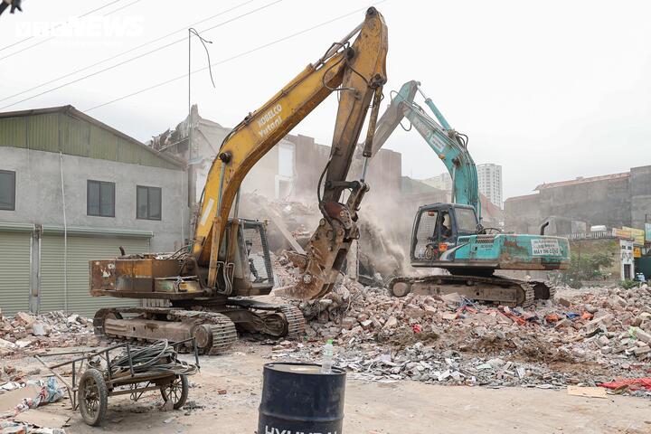 Theo ghi nhận, trong sáng 4/4, nhiều máy móc, thiết bị đã được huy động, tiếp tục triển khai công tác phá dỡ các công trình trong phạm vi dự án.