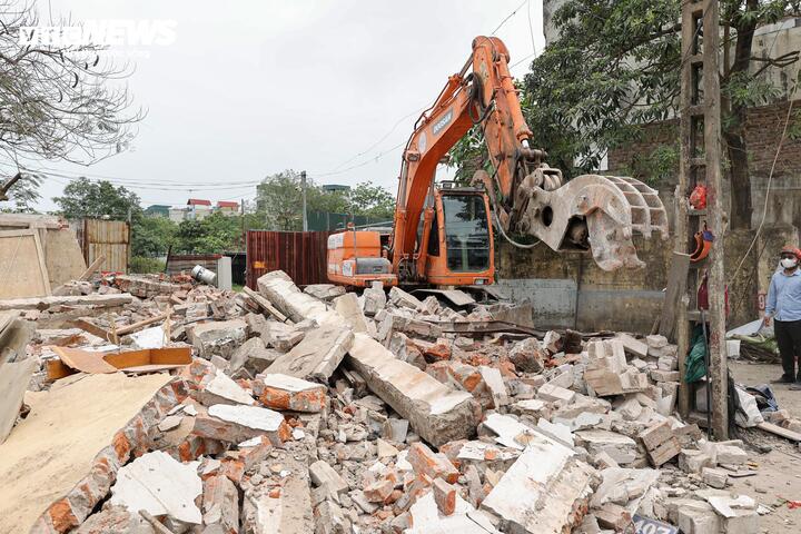 Đại diện Ban Quản lý dự án đầu tư – hạ tầng phường Vĩnh Hưng cho biết, để triển khai dự án, phường Vĩnh Hưng đã tiến hành thu hồi đất của 253 hộ gia đình, cá nhân và 10 tổ chức. Nhờ đẩy mạnh công tác tuyên truyền, vận động và đối thoại, phần lớn các hộ dân và đơn vị liên quan đã ký biên bản bàn giao mặt bằng. Hiện chỉ còn 1 hộ dân chưa đồng thuận. Chính quyền địa phương đang tiếp tục tuyên truyền, thuyết phục nhằm tạo sự đồng thuận. Biện pháp cưỡng chế chỉ được xem xét áp dụng nếu trường hợp này không chấp hành theo quy định.