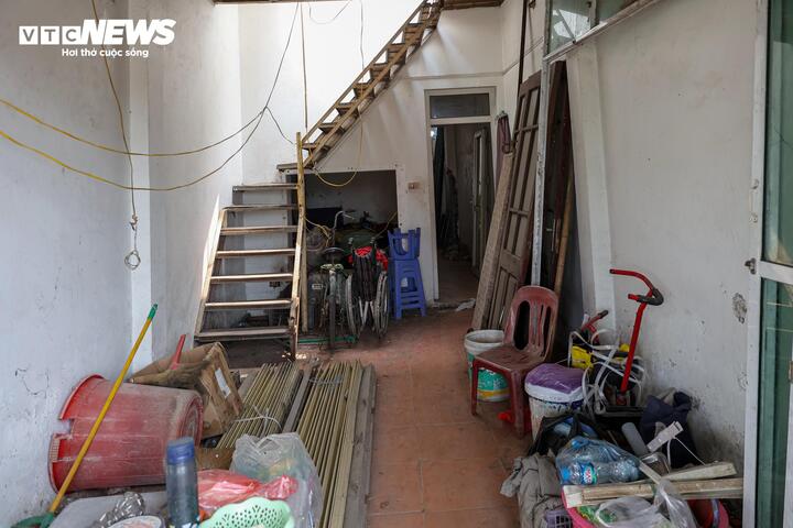 Đồ đạc trong gia đình bà Bình được thu dọn, chất thành đống, chờ tìm được nơi ở mới để di chuyển.