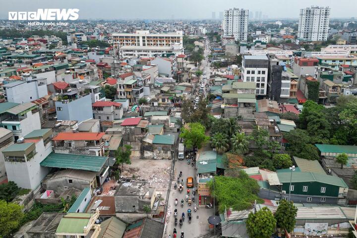 Tương tự, dự án nâng cấp, mở rộng đường Lĩnh Nam do UBND phường Vĩnh Hưng làm chủ đầu tư, dài khoảng 3,4km, nối từ nút giao Tam Trinh đến đê Nguyễn Khoái. Đoạn từ ngã ba Vĩnh Hưng đến đê Nguyễn Khoái thuộc tuyến Vành đai 2,5, giữ vai trò kết nối liên vùng. Dự án thu hồi khoảng 98.345,94m² đất, liên quan gần 800 hộ dân và 34 tổ chức trên địa bàn 5 phường.