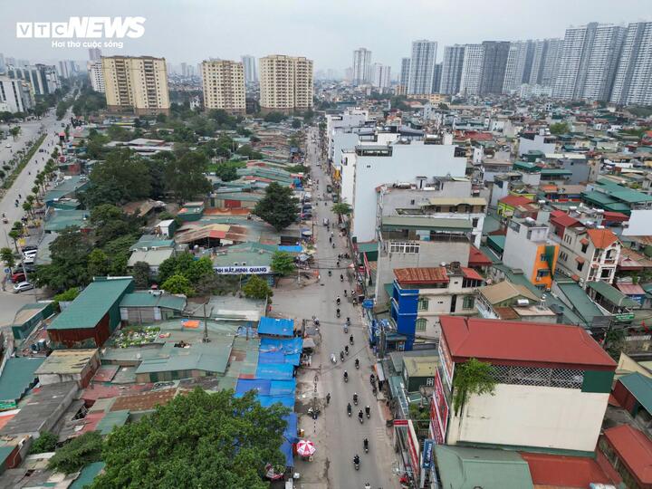 Theo quy hoạch, đường Lĩnh Nam sau khi mở rộng sẽ có hai đoạn với mặt cắt ngang lần lượt 22,5m và 40m, đáp ứng quy mô từ 4 đến 6 làn xe. Hiện nay, đơn vị thi công đã triển khai các đoạn ngắn đầu tiên, thực hiện theo phương châm có mặt bằng sạch đến đâu, thi công dứt điểm đến đó.