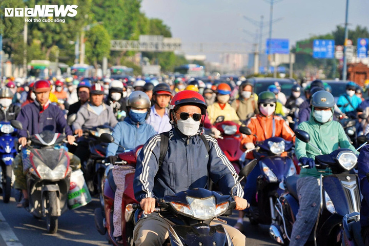 TP.HCM kỳ vọng miễn vé xe buýt sẽ giảm áp lực giao thông cá nhân khi Thành phố đang có 11,5 triệu xe máy. (Ảnh: Lương Ý)