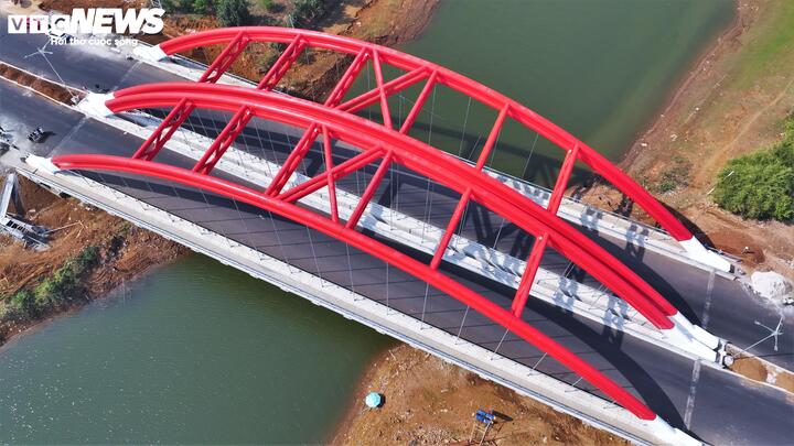 Cầu Biển Hồ hoàn thiện khiến người dân hai bên bờ vui mừng vì không phải đi theo vòng hồ như trước kia, đồng thời cũng giúp rút ngắn khoảng cách giữa Quốc lộ 19 với đường Hồ Chí Minh.