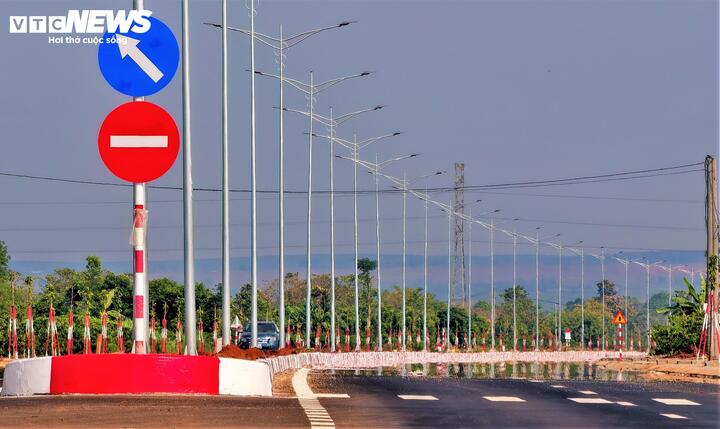 Hiện tại, hệ thống các hạng mục như vòng xuyến, dải phân cách, hệ thống biển báo và đèn chiếu sáng trên toàn tuyến đường đã hoàn thiện.