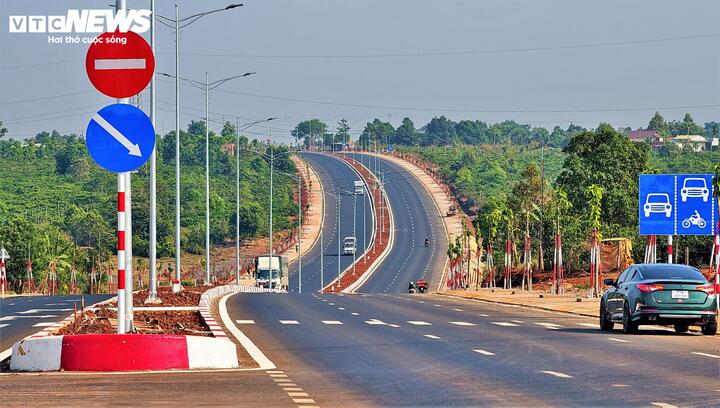 Diện mạo tuyến đường nối Quốc lộ 19 với đường Hồ Chí Minh với đường cong mềm mại, mang nét đặc trưng của các cung đường Tây Nguyên.