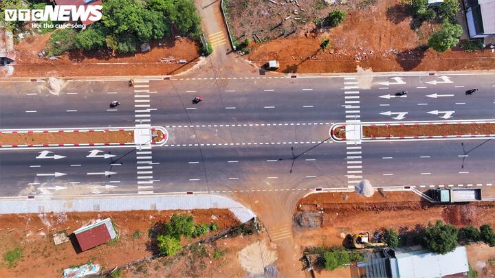 Đường có quy mô thiết kế theo tiêu chuẩn đường cấp III đồng bằng, có vận tốc thiết kế 60km/h với nền đường rộng 30m; mặt đường rộng 21m (kể cả đan rãnh).