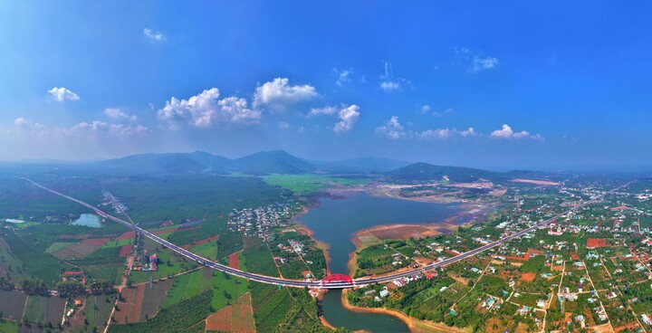 "Thay vì mất gần 45 phút để len lỏi qua các nút giao trong phố thì giờ đây tài xế chỉ còn 15 phút di chuyển, tiện lợi và tiết kiệm nhiên liệu. Khách du lịch cũng dễ dàng đến các điểm du lịch nổi tiếng như Biển Hồ, núi lửa Chư Đăng Ya mà không cần đi qua nội đô Pleiku đông đúc", anh Nguyễn Văn Hùng, tài xế xe tải đường dài chia sẻ.