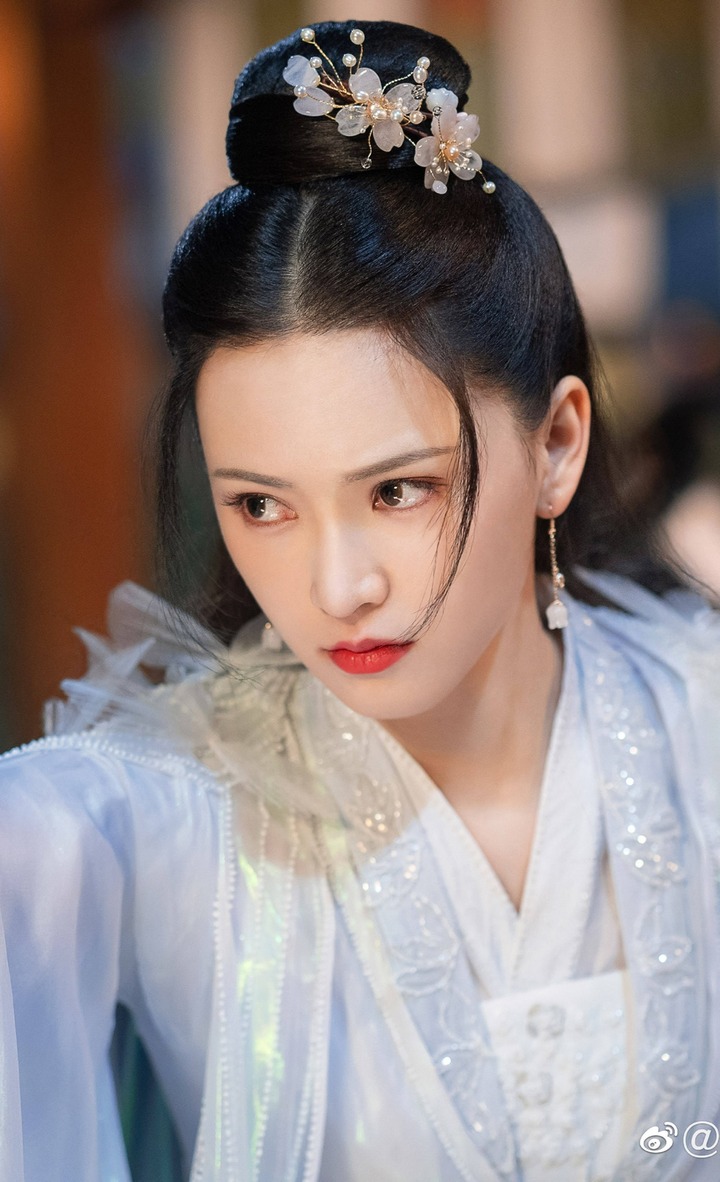 Hoàng Xán Xán là hot girl nổi tiếng mạng xã hội với biệt danh “Nữ thần Vũ Hán”. Tuy nhiên, khả năng ca hát và trình diễn của cô vẫn là dấu hỏi lớn. Dù vậy, lợi thế về nhan sắc và sức hút truyền thông có thể giúp cô duy trì độ chú ý và nhận được lượng bình chọn nhất định.