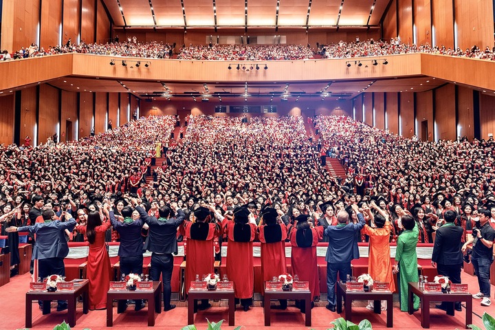 Toàn cảnh lễ trao bằng tốt nghiệp đợt 1 năm 2026 của Trường Đại học Ngoại thương với sự tham dự của hàng nghìn sinh viên và phụ huynh.