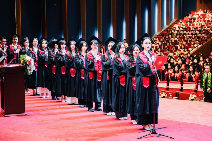 Sinh viên sẵn sàng cho khoảnh khắc nhận tấm bằng cử nhân sau nhiều năm học tập.