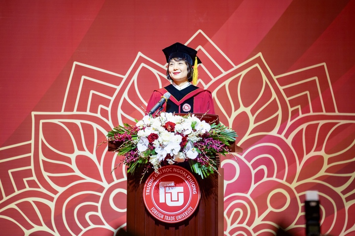 PGS.TS Phạm Thu Hương, Hiệu trưởng Trường Đại học Ngoại thương phát biểu tại lễ trao bằng tốt nghiệp.