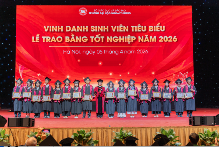 Hiệu trưởng Đại học Ngoại thương trao bằng cho các sinh viên tiêu biểu.