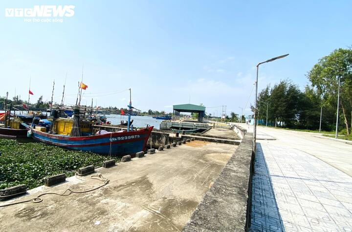 Ngư dân địa phương bức xúc vì cảng cá xây xong đã lâu nhưng chưa đưa vào sử dụng.