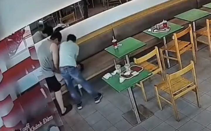 Bác sĩ Nguyễn Tuấn Dũng (bên trái) ép tim cứu người giữa quán cà phê.