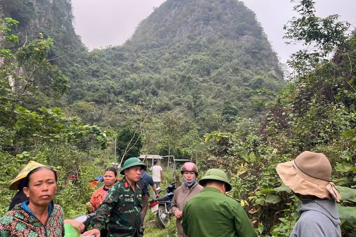 Lực lượng chức năng cùng người dân đang tích cực tìm kiếm anh Dương