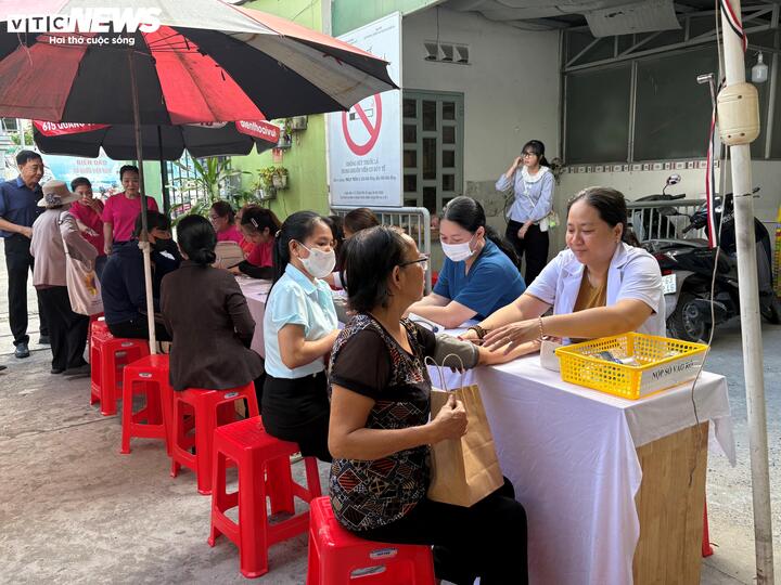 Theo Sở Y tế TP.HCM, việc triển khai đồng loạt khám bệnh chuyên khoa tại cộng đồng là một trong những nội dung trọng tâm hưởng ứng Ngày sức khỏe toàn dân 7/4 năm 2026, góp phần cụ thể hoa chủ trương của Đảng, Nhà nước về tăng cường chăm sóc bảo vệ sức khỏe người dân. Đồng thời khẳng định vai trò cơ sở y tế trong quản lý, chăm sóc sức khỏe người dân trên địa bàn dân cư, kết nối chặt chẽ với hệ thống y tế chuyên sâu của thành phố.