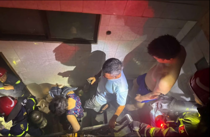 Người dân trong căn nhà được lực lượng cứu hộ đưa ra ngoài an toàn.