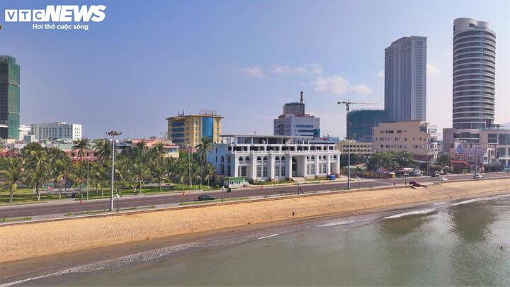 Nhiều người khi đi qua dự án đều bất ngờ, tiếc nuối trước một tòa nhà to lớn nhưng im lìm, bất động ngày này qua ngày khác.