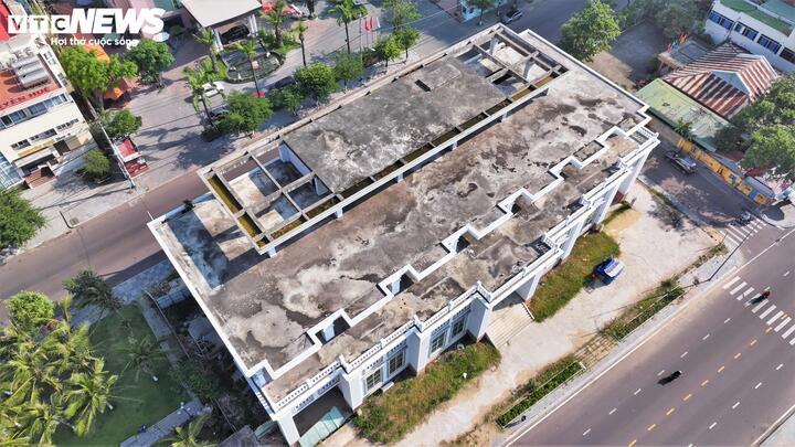 "Dự án nằm tại vị trí đắt đỏ nhưng lại "ngủ quên" gần chục năm nay, không chỉ gây lãng phí tài nguyên mà còn ảnh hưởng nhiều đến mỹ quan đô thị và phát triển kinh tế du lịch, nhất là ở thời điểm hiện tại, khi Gia Lai đăng cai Năm du lịch quốc gia 2026", anh P.T.V, một người kinh doanh nhà hàng hải sản trên đường Xuân Diệu chia sẻ.