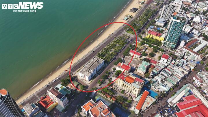 Dự án cụm du lịch biển La Playa tại trung tâm phường Quy Nhơn (tỉnh Gia lai) nằm trong danh mục các công trình trọng điểm nhằm chỉnh trang đô thị và phát triển hạ tầng du lịch biển của tỉnh Bình Định (cũ).