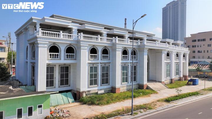 Sau đó, dự án được Sở Xây dựng tỉnh Bình Định (nay là tỉnh Gia Lai) cấp giấy phép xây dựng vào tháng 8/2018 với yêu cầu tổ chức không gian kiến trúc cảnh quan cao, thể hiện tính đặc trưng của du lịch biển với một không gian mở.