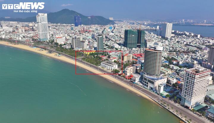 Dự án được đánh giá nằm trên vị trí "kim cương" khi sở hữu lợi thế đắc địa sát biển, 3 mặt giáp đường lớn, công viên cây xanh, trung tâm phát triển du lịch. Thế nhưng nhiều năm nay, trong khi nhiều dự án khác cùng khu vực liên tục mọc lên, hoàn thiện và đi vào hoạt động thì riêng công trình này đã 9 năm vẫn "giậm chân tại chỗ".