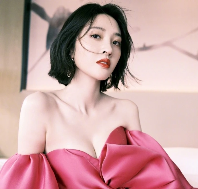 Là gương mặt quen thuộc của màn ảnh Hoa ngữ, Đường Nghệ Hân có lợi thế lớn về độ nhận diện. Theo Sohu, cô nằm trong nhóm thí sinh có chỉ số truyền thông cao nhất trước khi chương trình lên sóng. Không chỉ diễn xuất, Đường Nghệ Hân còn có kinh nghiệm ca hát và biểu diễn sân khấu.