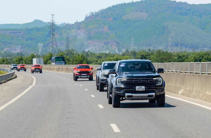 Ranger Raptor máy dầu hiện có giá 1,299 tỷ đồng.