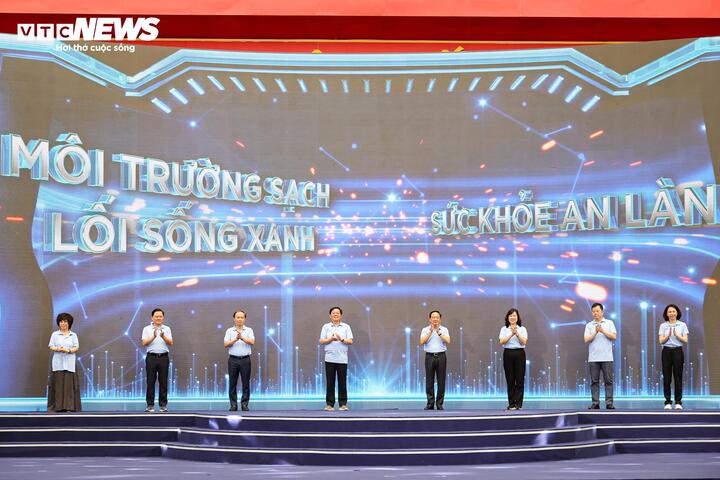 Sáng nay 5/4, tại Công viên Thống Nhất (Hà Nội), Ban Tuyên giáo và Dân vận Trung ương phối hợp Bộ Y tế tổ chức lễ mít tinh hưởng ứng ngày Sức khỏe toàn dân (7/4). Sự kiện thu hút đông đảo cán bộ y tế và người dân tham gia, góp phần lan tỏa thông điệp chủ động phòng bệnh, nâng cao ý thức chăm sóc sức khỏe từ sớm, từ xa.