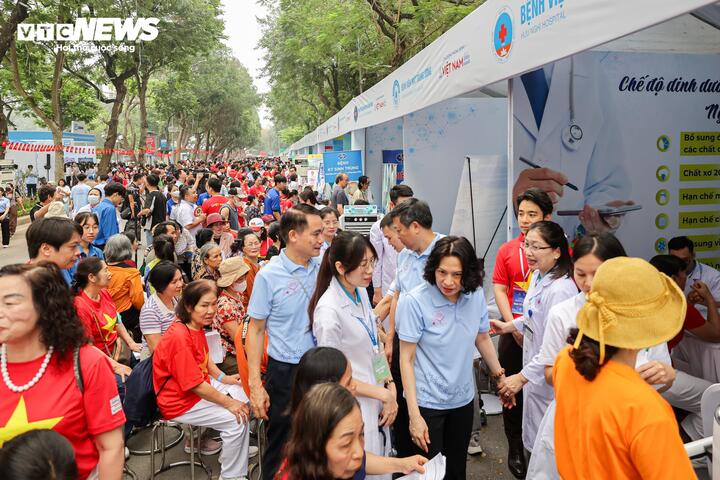 Bên cạnh hoạt động đi bộ đồng hành, các gian hàng y tế thu hút đông đảo người dân tham quan, trải nghiệm, kiểm tra các chỉ số sức khỏe cơ bản và tìm hiểu kiến thức chăm sóc, phòng bệnh.