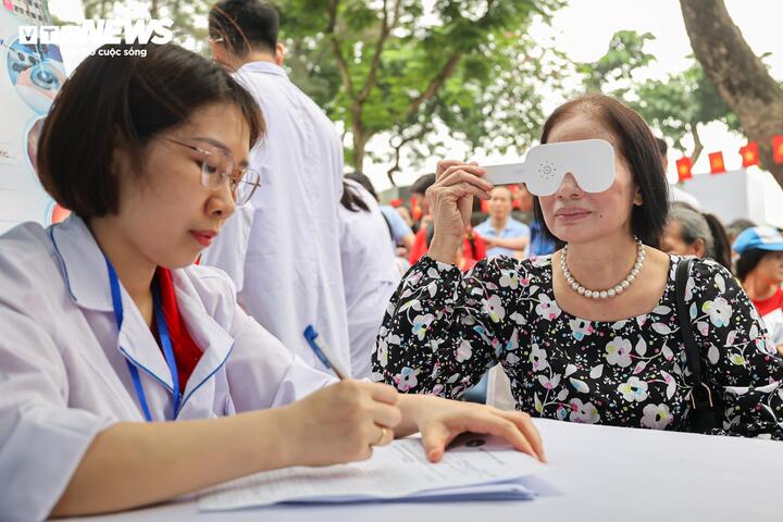 Để bảo đảm chất lượng chuyên môn cho hoạt động khám, tư vấn và sàng lọc miễn phí, Ban tổ chức huy động hơn 300 y, bác sĩ, điều dưỡng và nhân viên y tế từ 19 cơ sở, bao gồm tuyến Trung ương, địa phương, bệnh viện tư nhân và lực lượng vũ trang, trong đó có Bệnh viện 198 và Bệnh viện Quân y 103.