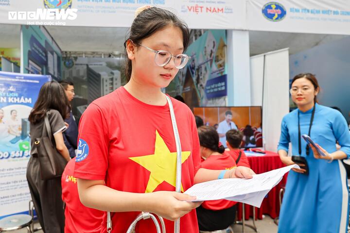 Chị Bùi Thị Thùy Trang chia sẻ, ngày Sức khỏe toàn dân là hoạt động ý nghĩa, không chỉ tạo không khí sôi nổi mà còn giúp người trẻ nâng cao ý thức rèn luyện thể chất và chủ động chăm sóc sức khỏe. Trang cho biết, việc tham gia đi bộ, giao lưu mang lại nhiều năng lượng tích cực, đồng thời mong muốn các chương trình tương tự được tổ chức thường xuyên hơn để lan tỏa lối sống lành mạnh, đặc biệt trong giới trẻ.