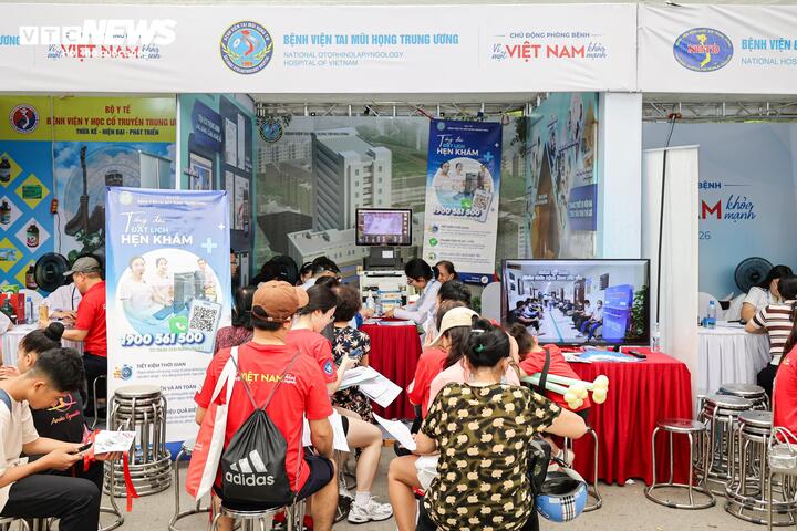 Hơn 300 y bác sĩ khám, tư vấn sức khỏe miễn phí cho người dân Thủ đô - 9