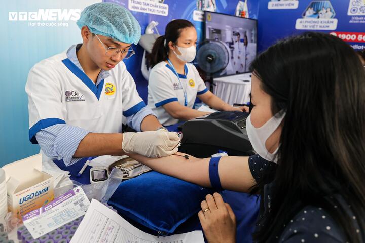 Hơn 300 y bác sĩ khám, tư vấn sức khỏe miễn phí cho người dân Thủ đô - 13