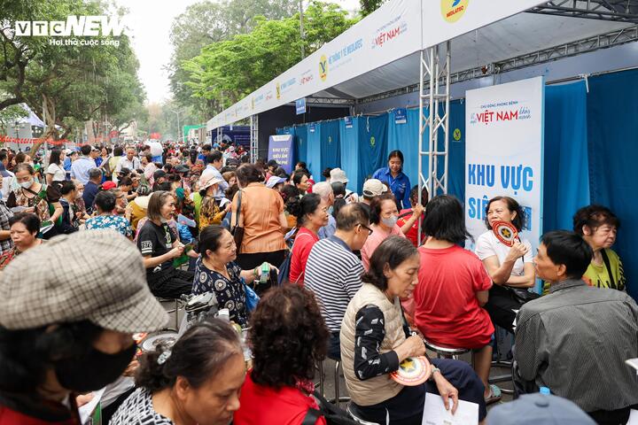 Tùy điều kiện thực tế, người dân còn được chỉ định siêu âm, điện tim, chụp X-quang (kết hợp hệ thống đọc phim, hỗ trợ AI nếu có) và sàng lọc một số ung thư phổ biến như vú, cổ tử cung. Đồng thời, người tham gia được tư vấn dinh dưỡng cá thể hóa và hướng dẫn sử dụng các ứng dụng theo dõi sức khỏe thường xuyên.