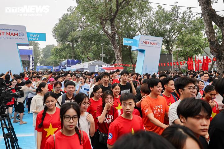 Hơn 300 y bác sĩ khám, tư vấn sức khỏe miễn phí cho người dân Thủ đô - 3