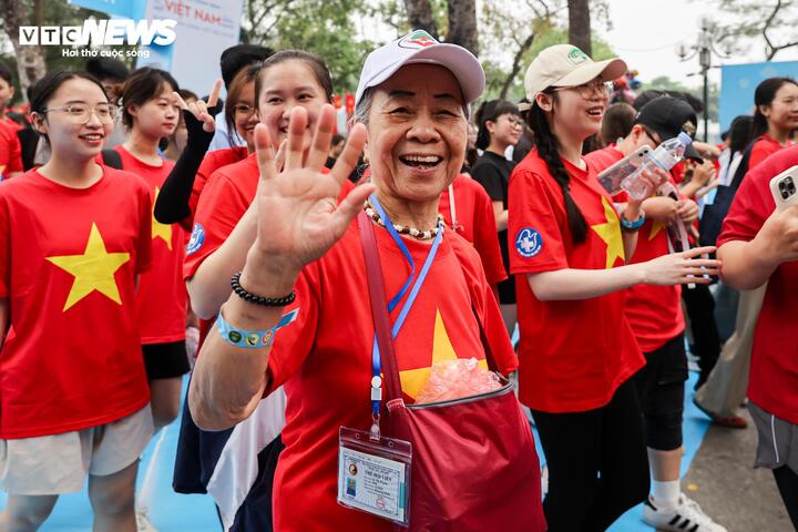 Người dân hào hứng tham gia các hoạt động trong ngày Sức khỏe toàn dân.