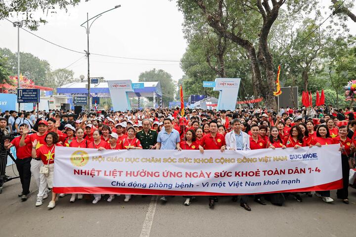 Hơn 300 y bác sĩ khám, tư vấn sức khỏe miễn phí cho người dân Thủ đô - 2