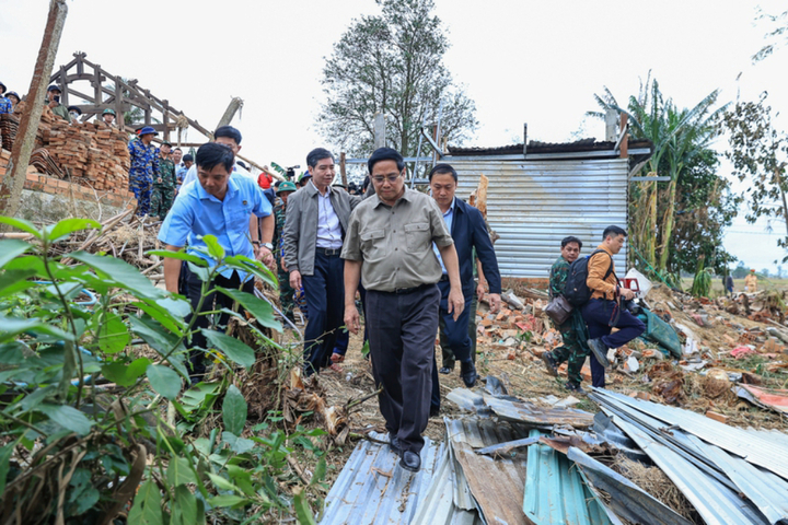 Chiều 29/11/2025, Thủ tướng Phạm Minh Chính và đoàn công tác tới thăm rốn lũ Hòa Thịnh, nơi chịu thiệt hại nặng nề nhất của tỉnh Đắk Lắk. (Ảnh: VGP)