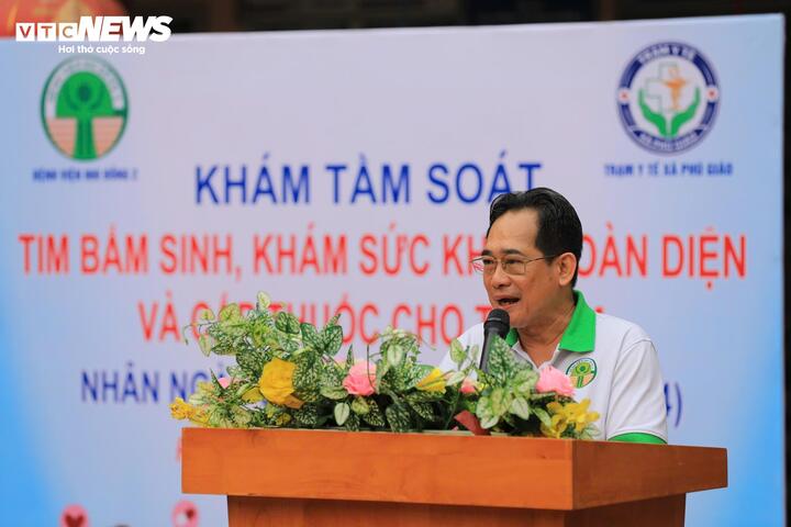 Tại địa bàn xã Phú Giáo, theo Thầy thuốc ưu tú, BS.CK2 Trịnh Hữu Tùng, Giám đốc bệnh viện Nhi Đồng 2, Bệnh viện tổ chức thăm khám, phát thuốc và trao quà đến 500 trẻ em có hoàn cảnh khó khăn trên địa bàn xã. Đoàn gồm lãnh đạo và khoảng 30 bác sĩ, nhân viên y tế của bệnh viện.