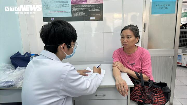 Trong đợt khám bệnh này, nội dung tầm soát được triển khai đa dạng, gồm: tầm soát các bệnh không lây nhiễm như tăng huyết áp, đái tháo đường, bệnh tim mạch; tầm soát ung thư; tầm soát các bệnh lý chuyên khoa như mắt, tai mũi họng, răng hàm mặt, tâm thần, cơ xương khớp…