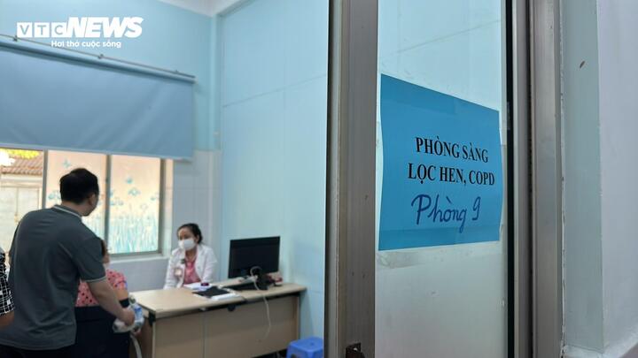 Tại điểm khám của Bệnh viện Ung Bướu TP.HCM tổ chức khám tầm soát ung thư tuyến giáp, ung thư vú, ung thư cổ tử cung.