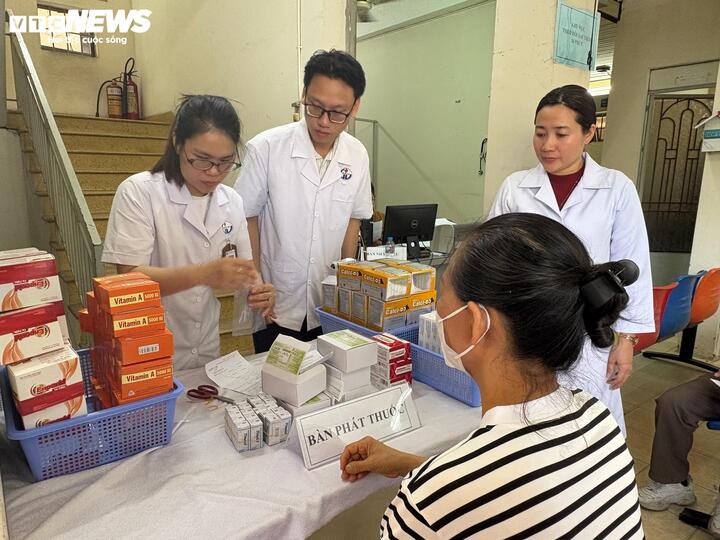 Sau khi thăm khám, tư vấn bệnh, người dân được cấp phát thuốc miễn phí.