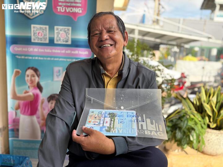 Ông Chìu Minh Sơn (66 tuổi) đến điểm khám tại Trung tâm Y tế phường Thông Tây Hội từ rất sớm để được thăm khám mắt. "Mắt tôi yếu nhiều năm nay nhưng phần vì e ngại, phần vì chưa có điều kiện nên tôi cũng chưa đi khám chuyên sâu. Nghe tin thành phố tổ chức khám miễn phí cho người dân, tôi đã đến từ sớm để thăm khám", ông Sơn nói.