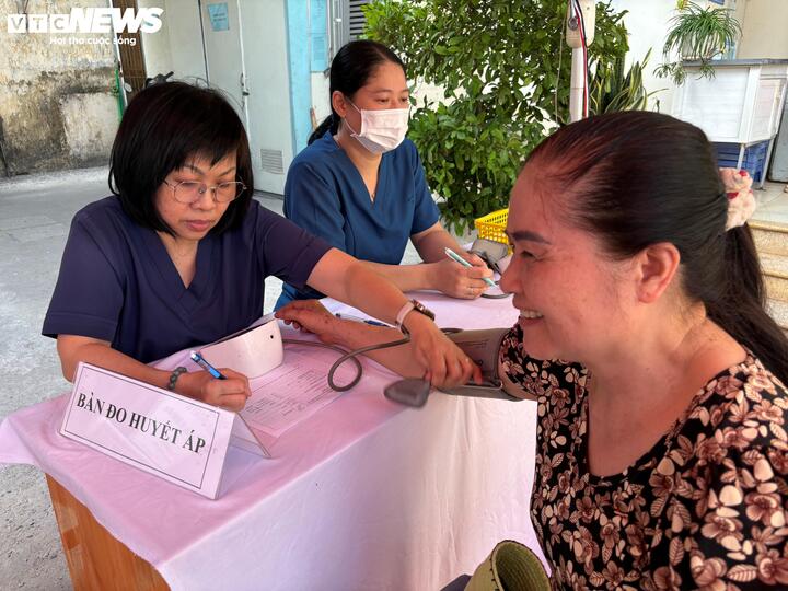 Nhiều người dân chưa có thói quen khám sức khoẻ định kỳ vui mừng khi được thăm khám sàng lọc miễn phí.