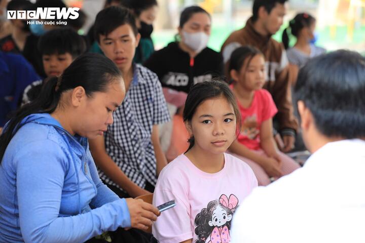 Ngay từ sáng sớm, rất đông bệnh nhi được cha mẹ đưa đến điểm khám bệnh miễn phí tại trường Tiểu học An Bình (xã Phú Giáo).
