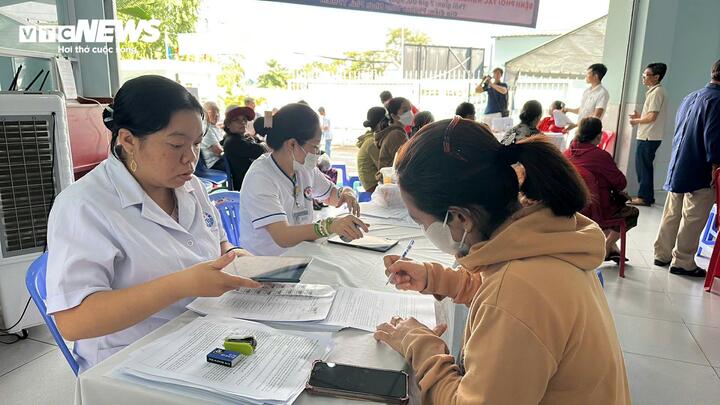 Hôm nay (5/4), 58 Bệnh viện đa khoa, chuyên khoa và Trung tâm y tế tại TP.HCM tổ chức khám sàng lọc, tầm soát bệnh lý chuyên khoa miễn phí tại 64 phường, xã trên địa bàn. Các điểm khám tập trung ưu tiên các khu vực xa trung tâm, tạo điều kiện để người dân được tiếp cận dịch vụ y tế chuyên sâu ngay tại tuyến y tế cơ sở.
